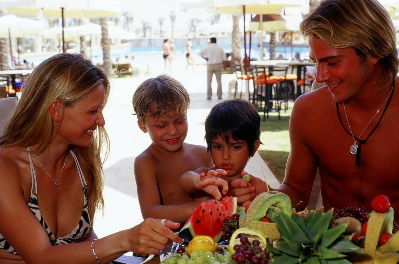 Sharm Dreams Vacation Club - Aqua Park Sharm El Sheikk Exterior foto Family eating fruit