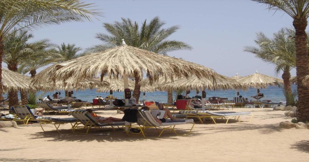 Sharm Dreams Vacation Club - Aqua Park Sharm El Sheikk Exterior foto Tourists on the beach at Sharm El Sheikh